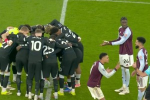 必赢体育-还踢不踢，维拉球员不满切尔西球员在中圈进行集合喊话