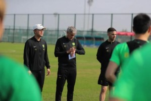 国安新帅正式带队训练 塞蒂恩练前先与队员交心