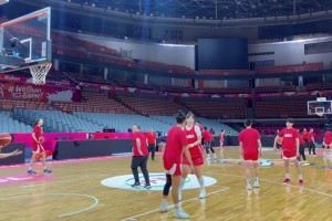 bwin必赢-事无巨细！世界杯资格赛休赛日 宫鲁鸣在训练中亲自指导防守细节