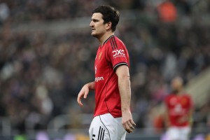 必赢下载-半场多打1人遭绝杀！曼联1-2十人纽卡 近12轮首败 B费送点后助攻