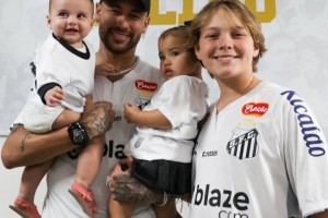 必赢-0-6惨败后内马尔痛哭！儿子安慰内马尔：抬起头来，勇敢面对挑战