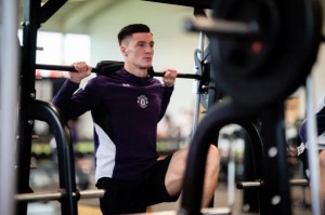 必赢-7400万水货？曼联锋霸靠NFL特训踢疯了，名宿排队公开道歉！