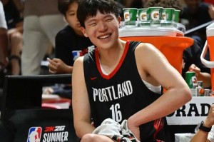 必赢下载-常规赛快结束了，杨瀚森连洛杉矶英文说不出来，球迷：换个翻译吧|开拓者|NBA|波特兰开拓者队|德尼·阿夫迪亚|本-麦克勒莫_新浪体育_新浪新闻