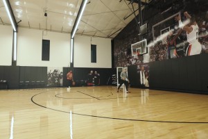 重回球场！利拉德更新社媒 晒自己投篮+跑步训练视频